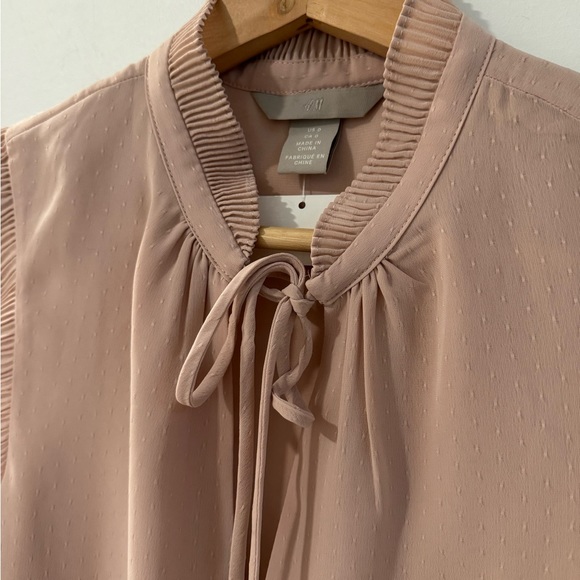 NWT H&M Rose Sleeveless Blouse Woman’s size 0 - Picture 3 of 5